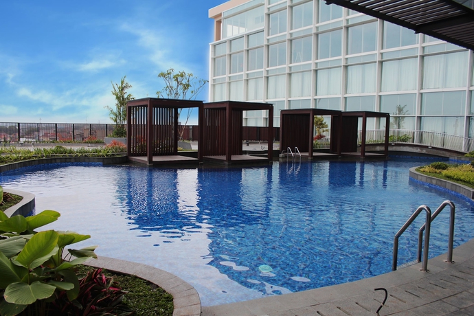 Imagen de la piscina del Hotel The Luxton Cirebon and Convention. Foto 18