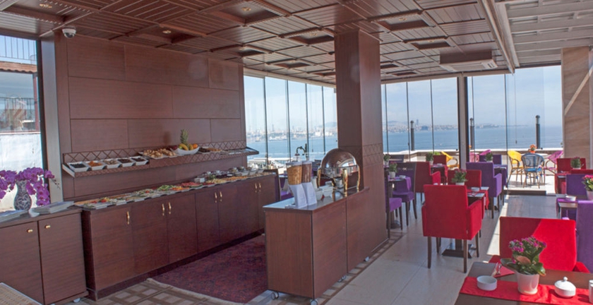 Imagen del bar/restaurante del Hotel The Magnaura Palace. Foto 2