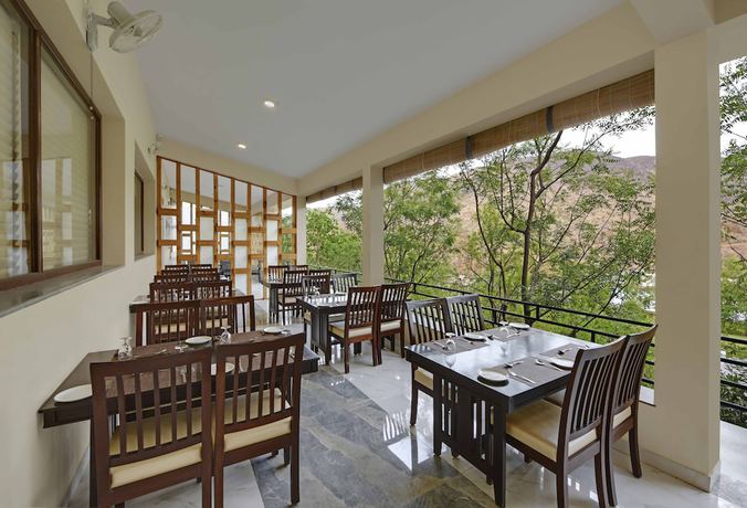 Imagen del bar/restaurante del Hotel The Maharana Bagh. Foto 3