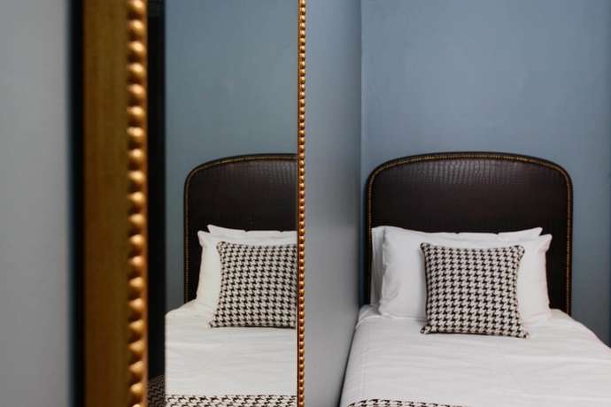 Imagen de la habitación del Hotel The Maisonette. Foto 6