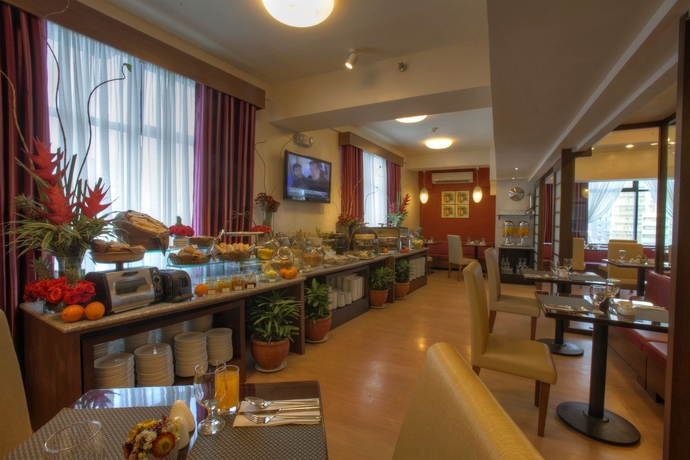 Imagen del bar/restaurante del Hotel The Malayan Plaza. Foto 2