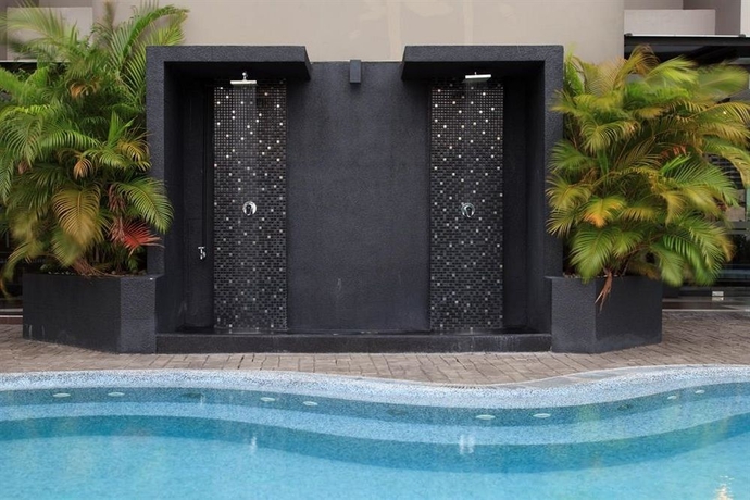 Imagen de la piscina del Hotel The Mandison Bangkok. Foto 15