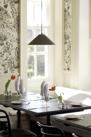 Imagen del bar/restaurante del Hotel The Manor At Sway. Foto 2