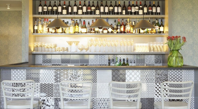 Imagen del bar/restaurante del Hotel The Manor At Sway. Foto 7