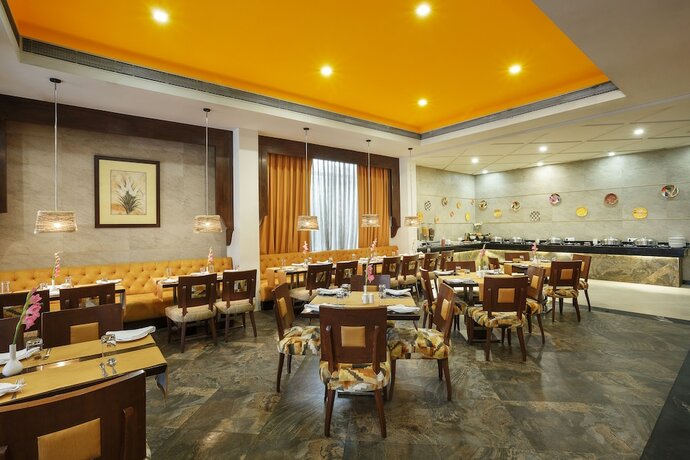 Imagen del bar/restaurante del Hotel The Manor Bareilly. Foto 14