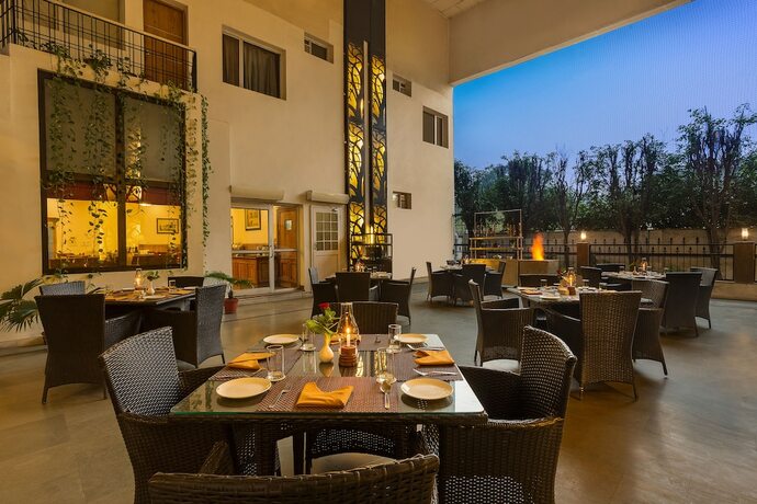 Imagen del bar/restaurante del Hotel The Manor Kashipur By Leisure Hotels. Foto 18