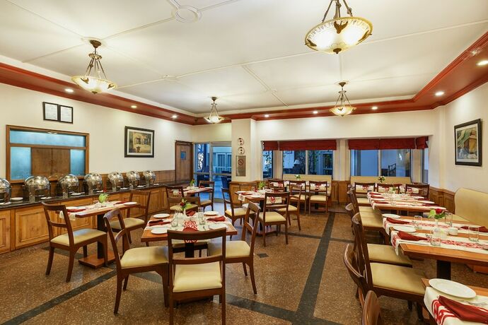 Imagen del bar/restaurante del Hotel The Manor Kashipur By Leisure Hotels. Foto 19