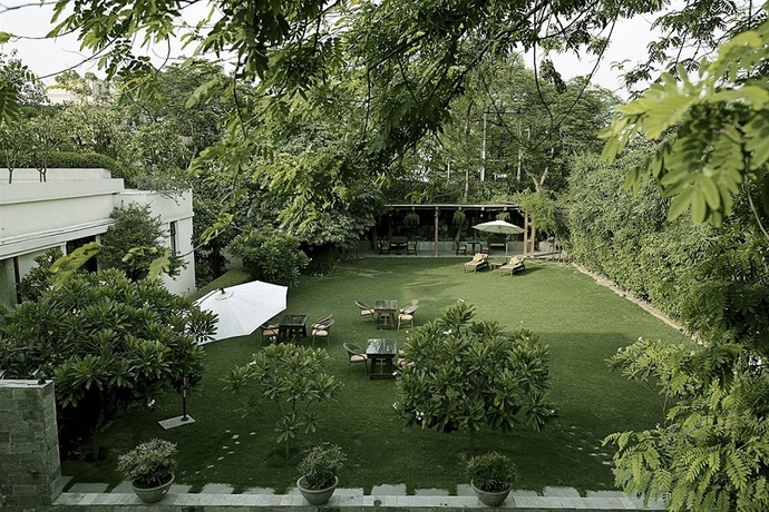 Imagen de los exteriores del Hotel The Manor - New Delhi. Foto 3