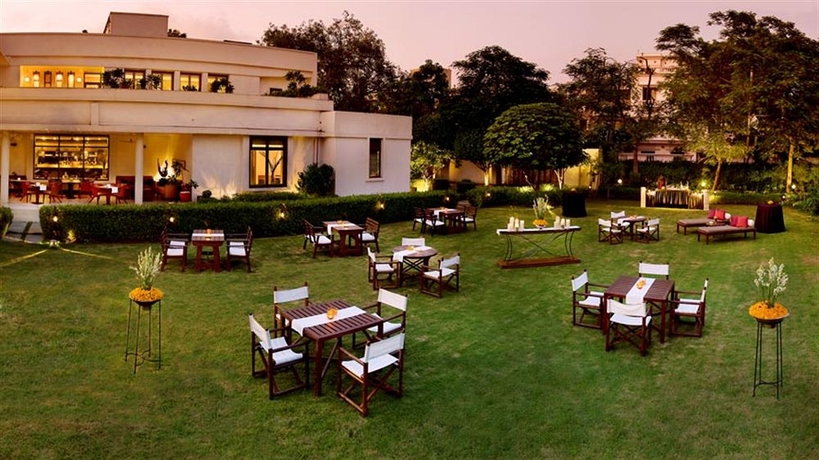 Imagen del bar/restaurante del Hotel The Manor - New Delhi. Foto 2