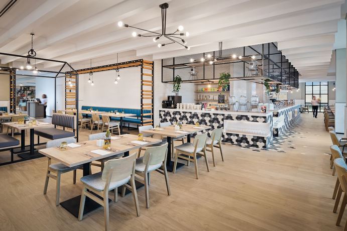 Imagen del bar/restaurante del Hotel The Manor by JA. Foto 3