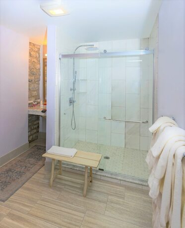 Imagen de la habitación del Hotel The Manor on Front. Foto 11