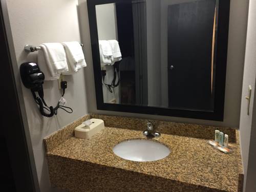 Imagen de la habitación del Hotel The Marco Lake Charles. Foto 9