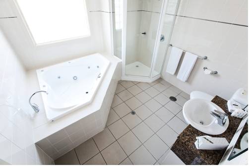 Imagen de la habitación del Hotel The Marina. Foto 3