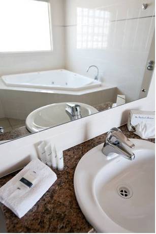 Imagen de la habitación del Hotel The Marina. Foto 4