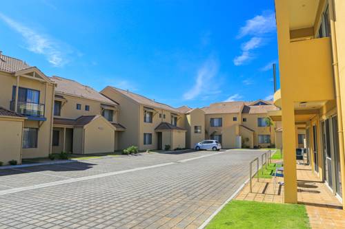 Imagen de la habitación del Hotel The Marina. Foto 6