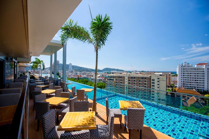 Imagen de la piscina del Hotel The Marina Phuket. Foto 15