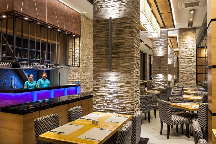Imagen del bar/restaurante del Hotel The Marina Phuket. Foto 2