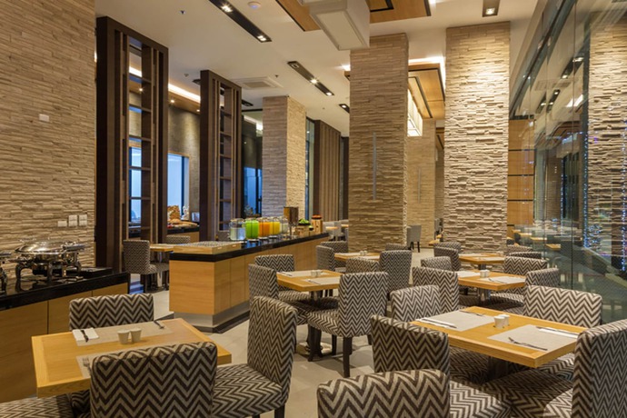 Imagen del bar/restaurante del Hotel The Marina Phuket. Foto 4