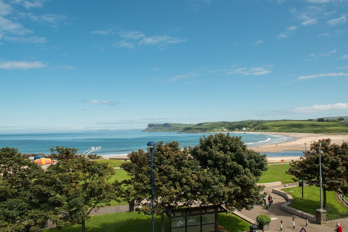 Imagen de los exteriores del Hotel The Marine, Ballycastle. Foto 13