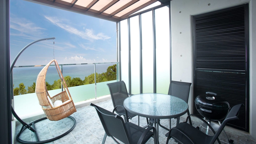 Imagen de la habitación del Hotel The Marine Pool Villa. Foto 6