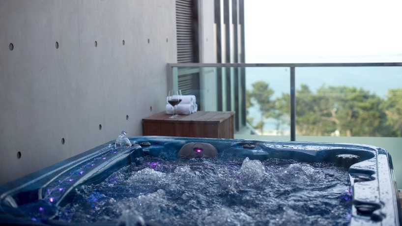 Imagen de la habitación del Hotel The Marine Pool Villa. Foto 8