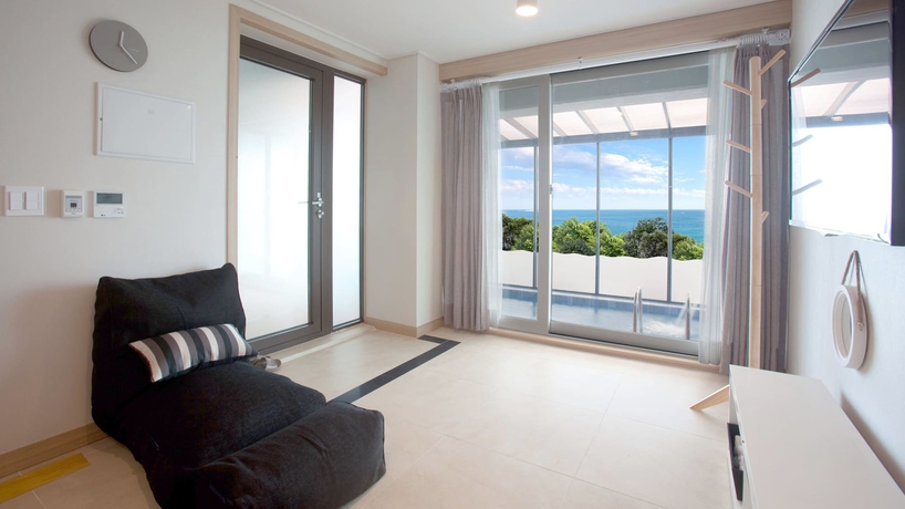 Imagen de los interiores del Hotel The Marine Pool Villa. Foto 19