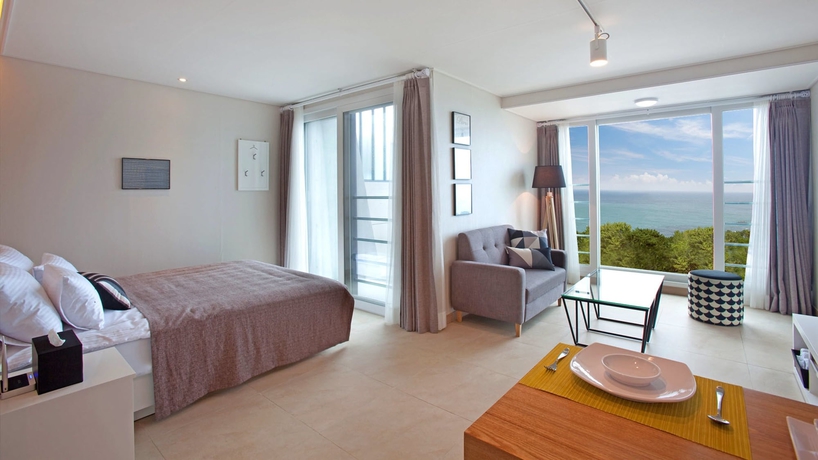 Imagen de la habitación del Hotel The Marine Pool Villa. Foto 10