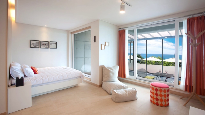 Imagen de la habitación del Hotel The Marine Pool Villa. Foto 11