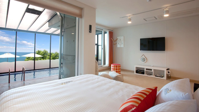 Imagen de la habitación del Hotel The Marine Pool Villa. Foto 13