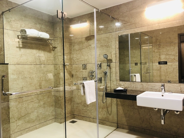 Imagen de la habitación del Hotel The Maruti Nandan Grand. Foto 11