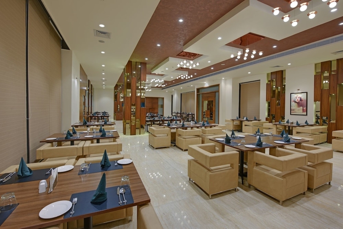 Imagen del bar/restaurante del Hotel The Maruti Nandan Grand. Foto 2