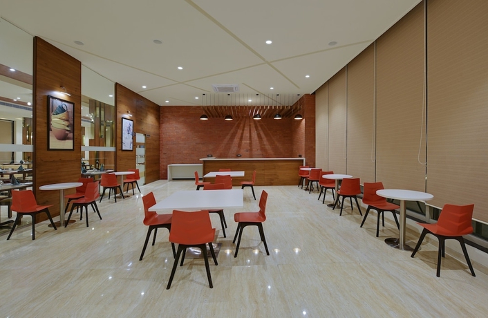 Imagen del bar/restaurante del Hotel The Maruti Nandan Grand. Foto 3