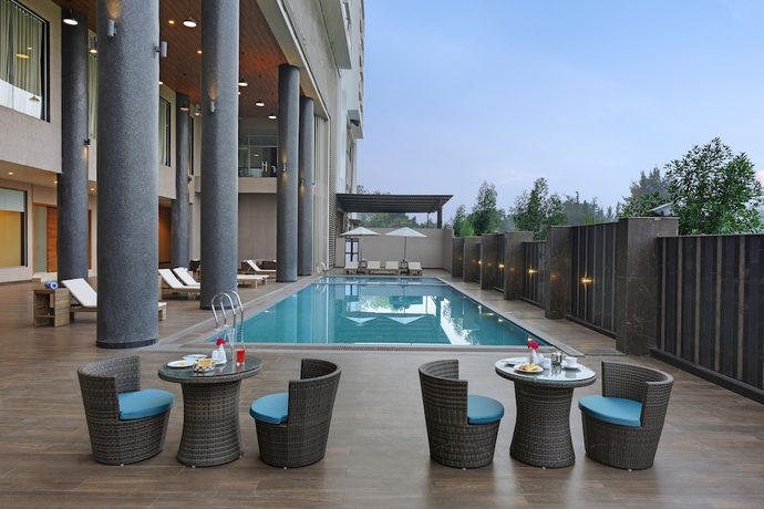 Imagen de los exteriores del Hotel The Maruti Nandan Grand. Foto 13