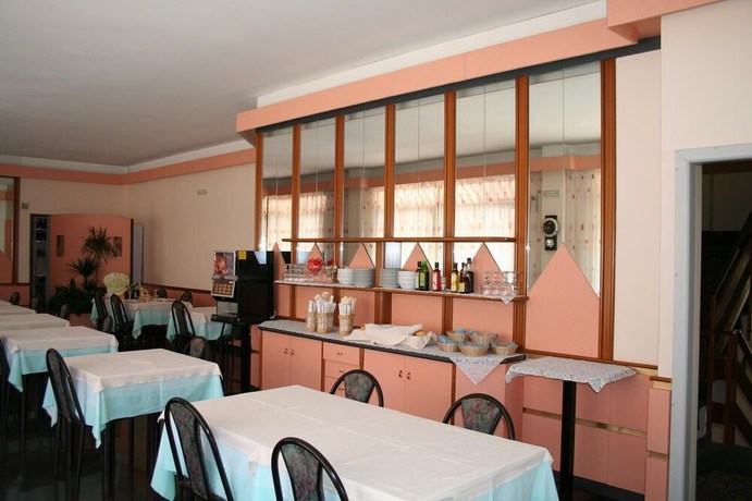 Imagen del bar/restaurante del Hotel The Match, Pinarella di Cervia. Foto 5