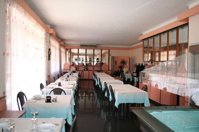 Imagen del bar/restaurante del Hotel The Match, Pinarella di Cervia. Foto 11