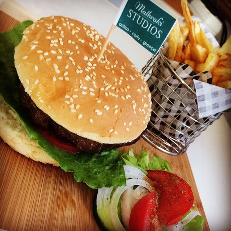 Imagen del bar/restaurante del Hotel The Mathraki Studios Adult Only. Foto 3