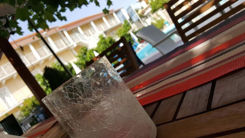 Imagen del bar/restaurante del Hotel The Mathraki Studios Adult Only. Foto 8