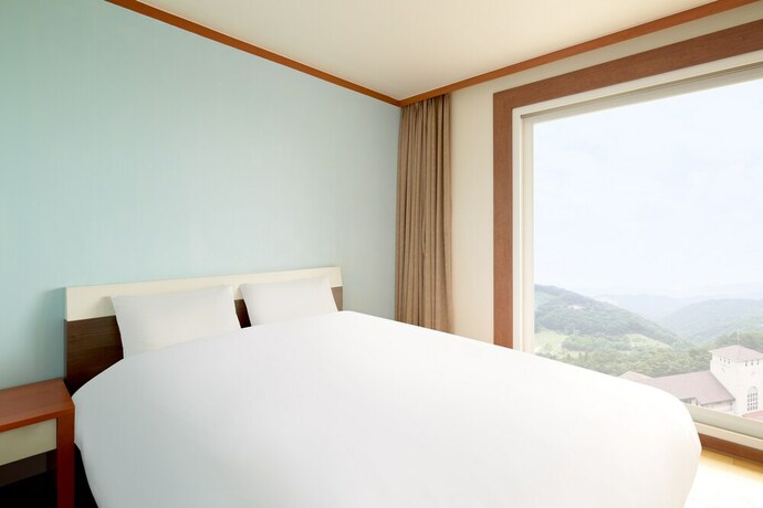 Imagen de la habitación del Hotel The Mauna Ocean Resort. Foto 12