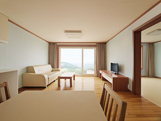 Imagen de la habitación del Hotel The Mauna Ocean Resort. Foto 16