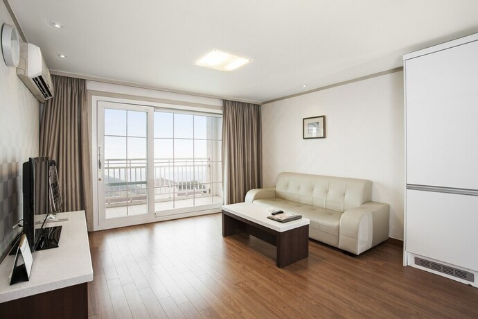 Imagen de la habitación del Hotel The Mauna Ocean Resort. Foto 30