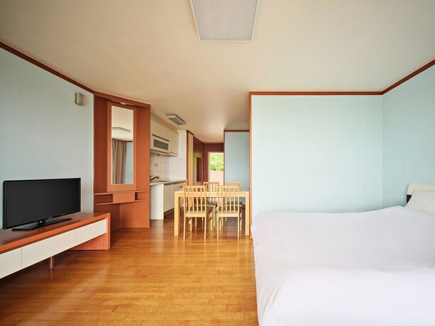 Imagen de la habitación del Hotel The Mauna Ocean Resort. Foto 38