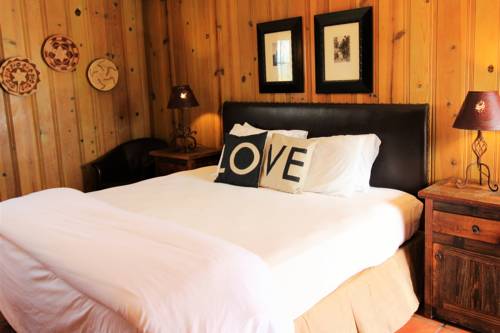 Imagen de la habitación del Hotel The Maverick Inn. Foto 7