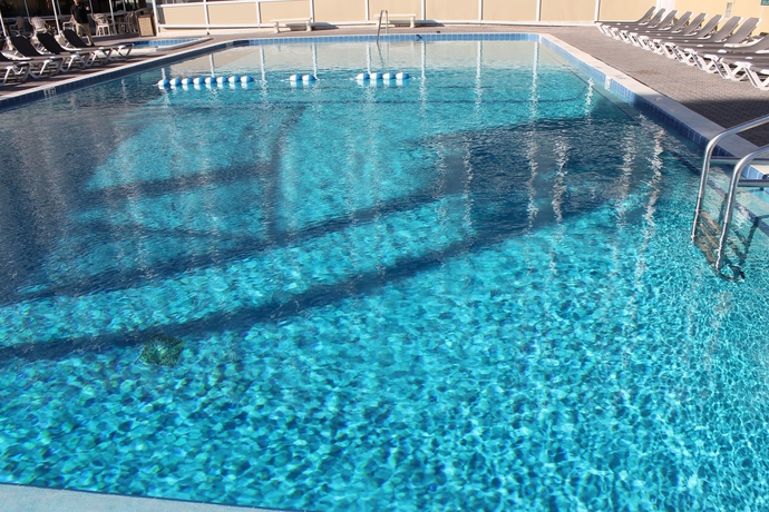 Imagen de la piscina del Hotel The Maverick Resort. Foto 19