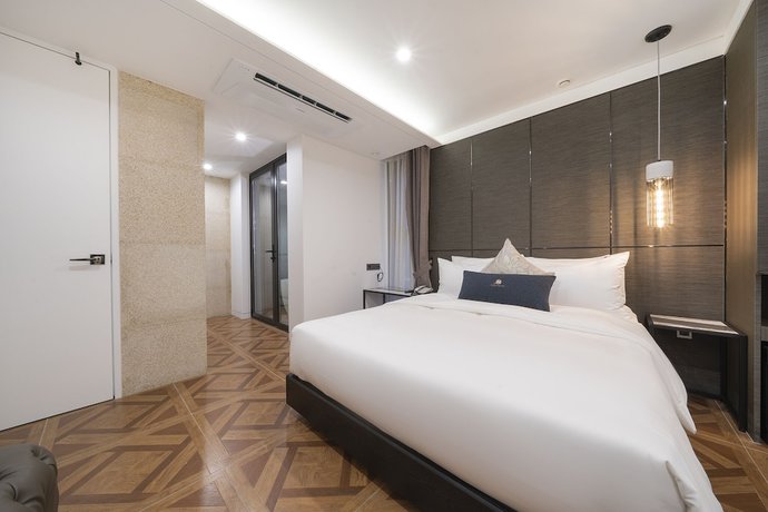 Imagen de la habitación del Hotel The May Hotel. Foto 2