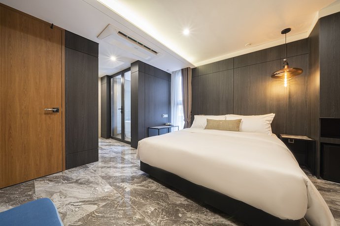 Imagen de la habitación del Hotel The May Hotel. Foto 8