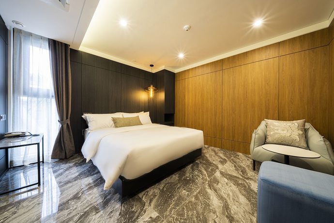 Imagen de la habitación del Hotel The May Hotel. Foto 10