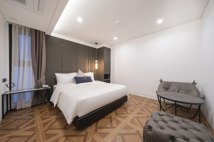 Imagen de la habitación del Hotel The May Hotel. Foto 11