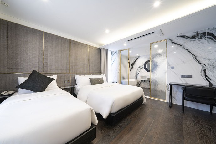 Imagen de la habitación del Hotel The May Hotel. Foto 13