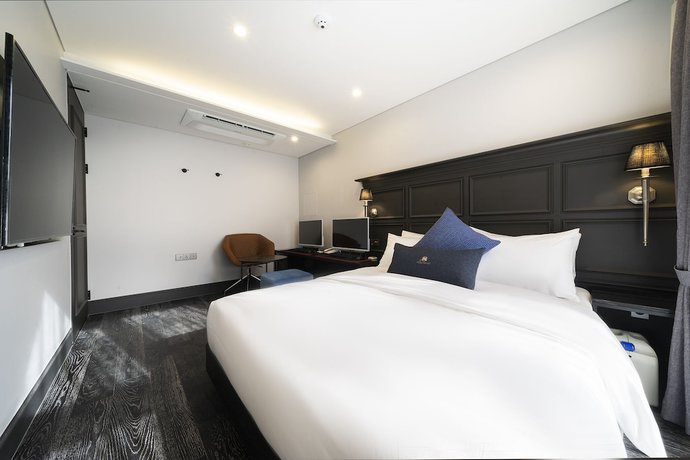 Imagen de la habitación del Hotel The May Hotel. Foto 16