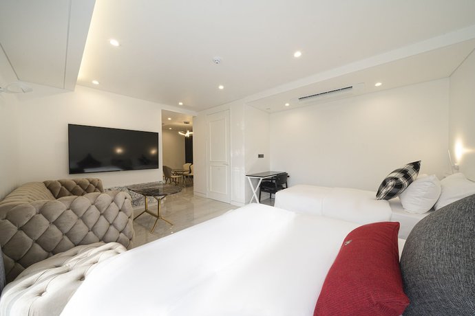 Imagen de la habitación del Hotel The May Hotel. Foto 17